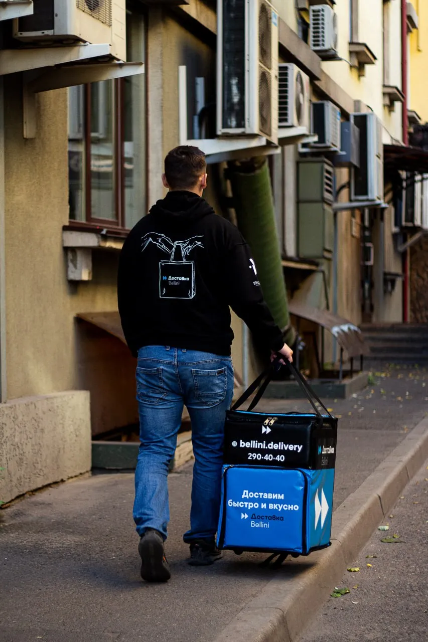 Фирменные худи с нашивкой — фото 2