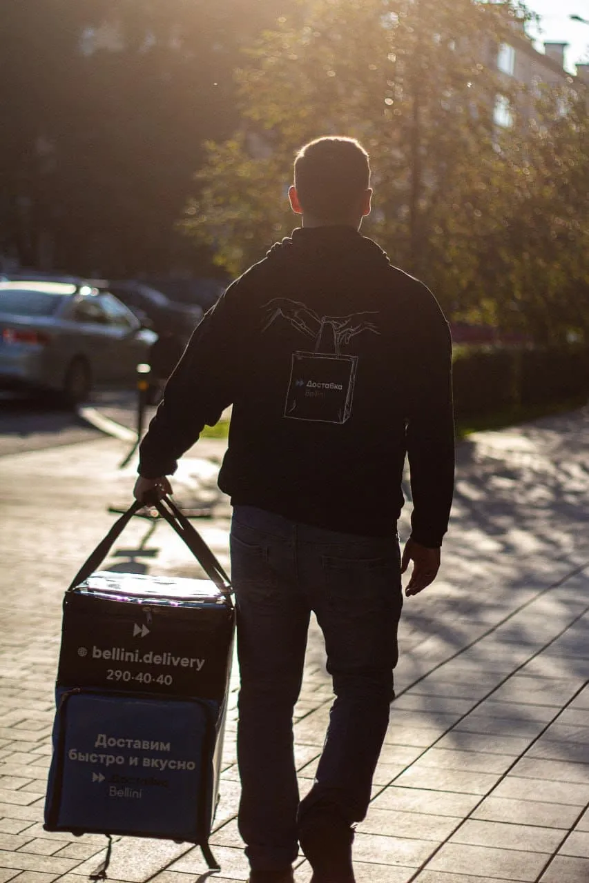 Фирменные худи с нашивкой — фото 5